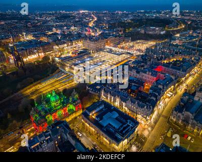 Luftaufnahme in der Abenddämmerung der Altstadt in Richtung Waverley Station in Edinburgh, Schottland, Großbritannien Stockfoto