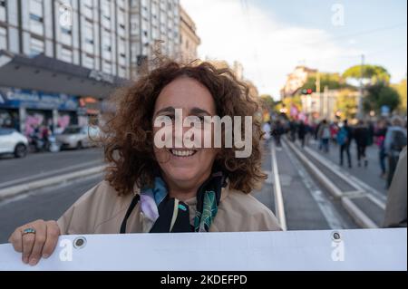 Rom, Italien, Italien. 5.. November 2022. Eine Menschenflut reiste am 5/11/2022 einige Straßen der Hauptstadt von der Piazza della Repubblica zur Piazza San Giovanni, um für den Frieden und gegen alle Kriege zu demonstrieren. Die Veranstaltung wurde von einigen Organisationen organisiert, die im sozialen Bereich tätig sind, sowie von Gewerkschaften, von ACLI, ANPI und anderen Organisationen und war auch mit Persönlichkeiten wie Don Luigi Ciotti, dem Sekretär der CGIL Maurizio Landini, dem ehemaligen Abgeordneten Pierluigi Bersani, dem Soziologen Domenico De Masi, Andrea Riccardi von der Gemeinde Sant'Egidi, Marco Tarquini Direktor von Th Stockfoto