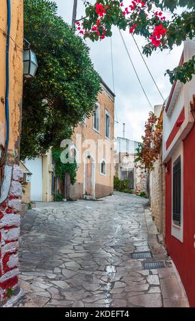 Schöne Gasse mit bunten Gebäuden in Archanes. Stockfoto