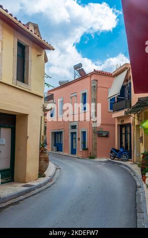 Schöne Gasse mit bunten Gebäuden in Archanes. Stockfoto