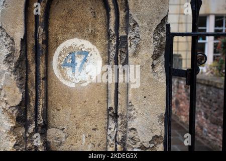 Nummer 47 Hausnummer auf einer Steinmauer Stockfoto