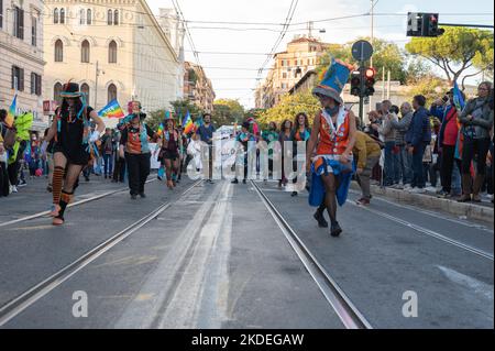 Rom, Italien, Italien. 5.. November 2022. Eine Menschenflut reiste am 5/11/2022 einige Straßen der Hauptstadt von der Piazza della Repubblica zur Piazza San Giovanni, um für den Frieden und gegen alle Kriege zu demonstrieren. Die Veranstaltung wurde von einigen Organisationen organisiert, die im sozialen Bereich tätig sind, sowie von Gewerkschaften, von ACLI, ANPI und anderen Organisationen und war auch mit Persönlichkeiten wie Don Luigi Ciotti, dem Sekretär der CGIL Maurizio Landini, dem ehemaligen Abgeordneten Pierluigi Bersani, dem Soziologen Domenico De Masi, Andrea Riccardi von der Gemeinde Sant'Egidi, Marco Tarquini Direktor von Th Stockfoto