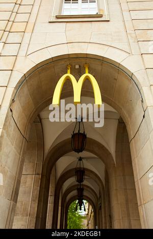 Das Emblem eines Fast-Food-Restaurants auf dem Bogen eines Gebäudes im historischen Teil der Stadt. Dresden, Deutschland - 05.20.2019 Stockfoto