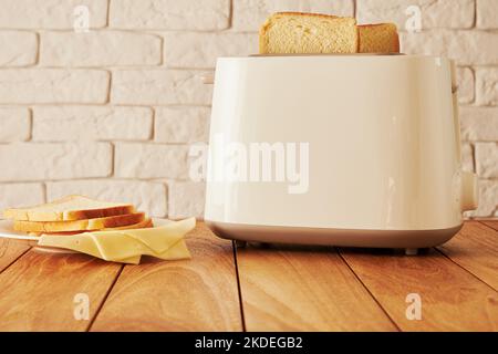 Zum Frühstück gab es frische Brotscheiben und Käse und Toast. Kochen und Haushaltswaren Technologien Hintergründe Stockfoto