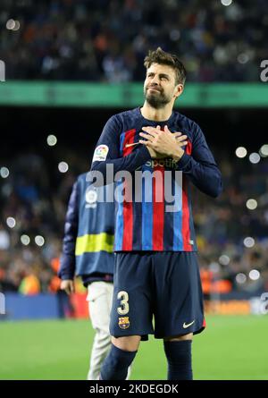 Sabadell, Barcelona, Spanien. 6.. November 2022. Barcelona Spanien 05.11.2022 Gerard Pique (FC Barcelona) Gesten während der La Liga Santander zwischen dem FC Barcelona und UD Almeria am 05. November 2022 im Camp Nou in Barcelona. (Bild: © Xavi Urgeles/ZUMA Press Wire) Stockfoto