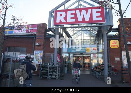 Burg/Fehmran/Deutschland/05. November 2022/Einkäufer im Rewe-Lebensmittelgeschäft in der kleinen deutschen Stadt Burg fehmran. (Foto. Francis Joseph Dean/Dean Pictures. Stockfoto