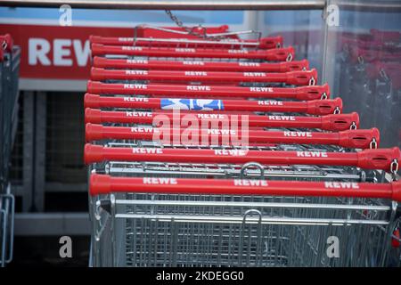 Burg/Fehmran/Deutschland/05. November 2022/Einkäufer im Rewe-Lebensmittelgeschäft in der kleinen deutschen Stadt Burg fehmran. (Foto. Francis Joseph Dean/Dean Pictures. Stockfoto