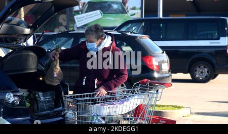 Burg/Fehmran/Deutschland/05. November 2022/Einkäufer im Rewe-Lebensmittelgeschäft in der kleinen deutschen Stadt Burg fehmran. (Foto. Francis Joseph Dean/Dean Pictures. Stockfoto