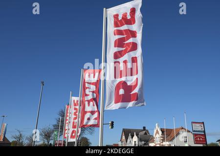 Burg/Fehmran/Deutschland/05. November 2022/Einkäufer im Rewe-Lebensmittelgeschäft in der kleinen deutschen Stadt Burg fehmran. (Foto. Francis Joseph Dean/Dean Pictures. Stockfoto