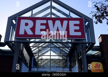 Burg/Fehmran/Deutschland/05. November 2022/Einkäufer im Rewe-Lebensmittelgeschäft in der kleinen deutschen Stadt Burg fehmran. (Foto. Francis Joseph Dean/Dean Pictures. Stockfoto