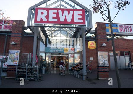 Burg/Fehmran/Deutschland/05. November 2022/Einkäufer im Rewe-Lebensmittelgeschäft in der kleinen deutschen Stadt Burg fehmran. (Foto. Francis Joseph Dean/Dean Pictures. Stockfoto