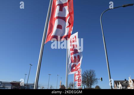 Burg/Fehmran/Deutschland/05. November 2022/Einkäufer im Rewe-Lebensmittelgeschäft in der kleinen deutschen Stadt Burg fehmran. (Foto. Francis Joseph Dean/Dean Pictures. Stockfoto