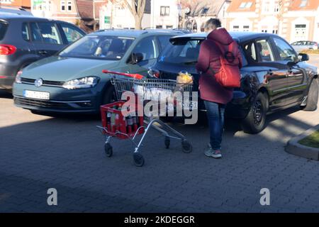 Burg/Fehmran/Deutschland/05. November 2022/Einkäufer im Rewe-Lebensmittelgeschäft in der kleinen deutschen Stadt Burg fehmran. (Foto. Francis Joseph Dean/Dean Pictures. Stockfoto