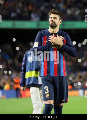 Sabadell, Barcelona, Spanien. 6.. November 2022. Barcelona Spanien 05.11.2022 Gerard Pique (FC Barcelona) Gesten während der La Liga Santander zwischen dem FC Barcelona und UD Almeria am 05. November 2022 im Camp Nou in Barcelona. (Bild: © Xavi Urgeles/ZUMA Press Wire) Stockfoto