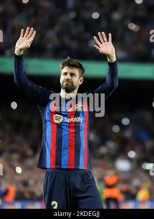 Sabadell, Barcelona, Spanien. 6.. November 2022. Barcelona Spanien 05.11.2022 Gerard Pique (FC Barcelona) Gesten während der La Liga Santander zwischen dem FC Barcelona und UD Almeria am 05. November 2022 im Camp Nou in Barcelona. (Bild: © Xavi Urgeles/ZUMA Press Wire) Stockfoto