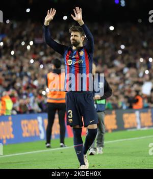 Sabadell, Barcelona, Spanien. 6.. November 2022. Barcelona Spanien 05.11.2022 Gerard Pique (FC Barcelona) Gesten während der La Liga Santander zwischen dem FC Barcelona und UD Almeria am 05. November 2022 im Camp Nou in Barcelona. (Bild: © Xavi Urgeles/ZUMA Press Wire) Stockfoto