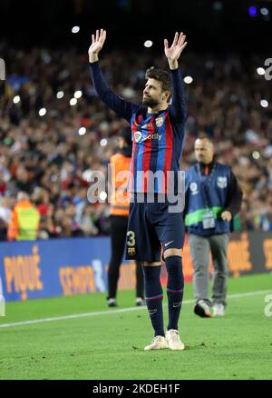 Sabadell, Barcelona, Spanien. 6.. November 2022. Barcelona Spanien 05.11.2022 Gerard Pique (FC Barcelona) Gesten während der La Liga Santander zwischen dem FC Barcelona und UD Almeria am 05. November 2022 im Camp Nou in Barcelona. (Bild: © Xavi Urgeles/ZUMA Press Wire) Stockfoto