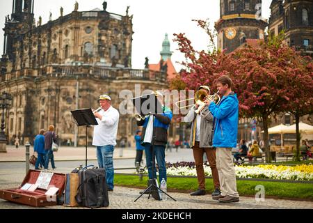 Eine Gruppe von Straßenmusikern spielt Trompeten auf dem Stadtplatz. Dresden, Deutschland - 05.20.2019 Stockfoto