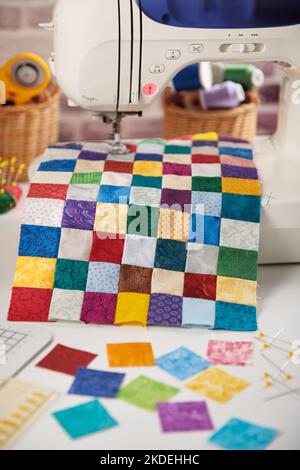 Bunte Detail von Quilt aus quadratischen Stücke auf Nähmaschine genäht, Quilten und Nähzubehör Stockfoto