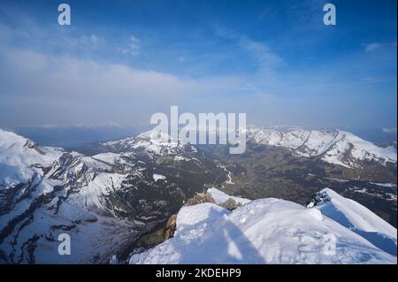 Landschaft rund um den Glacier 3000 und die Hängebrücke an einem sonnigen Tag an der Scex Rouge Seilbahnstation, Gstaad, Schweiz Stockfoto