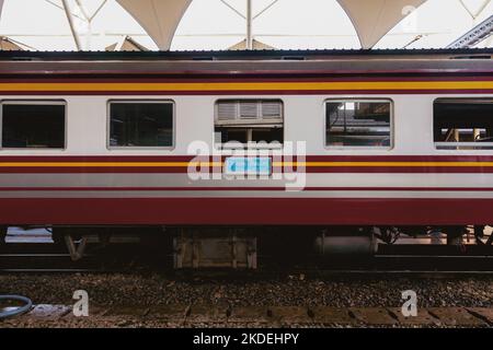 Der normale Zug am zentralen Bahnhof Hua Lamphong in Bangkok, Thailand Stockfoto