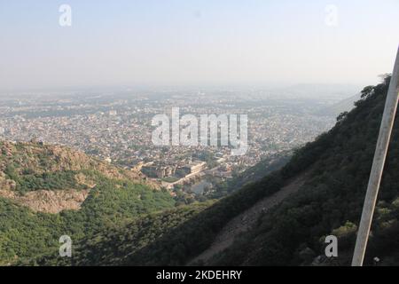 Panoramablick auf die wunderschöne Landschaft Rumäniens. Sonniger Nachmittag. Wunderbare Frühlingslandschaft in den Bergen. Grasfeld und sanfte Hügel. Ländliche Szene Stockfoto