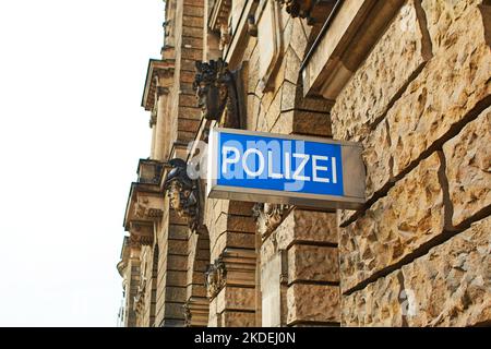 Polizeidienstzeichen an der Wand eines Gebäudes in Deutschland. Stockfoto
