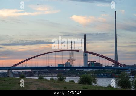 DUISBURG, DEUTSCHLAND - 13. JULI 2022: Industriegebiet am Rhein bei Sonnenuntergang am 13. Juli 2022 in Duisburg, Metropole Ruhr, Deutschland Stockfoto