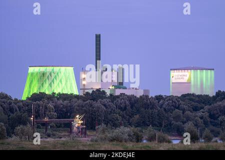 DUISBURG, 13. JULI 2022: Fossile Energie, Panoramabild von Wärme und Kraftwerk während der blauen Stunde am 13. Juli 2022 in Duisburg, Metro Ruhr Stockfoto