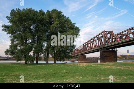 DUISBURG, 13. JULI 2022: Alte Rheinbrücke bei Sonnenuntergang am 13. Juli 2022 in Duisburg Stockfoto