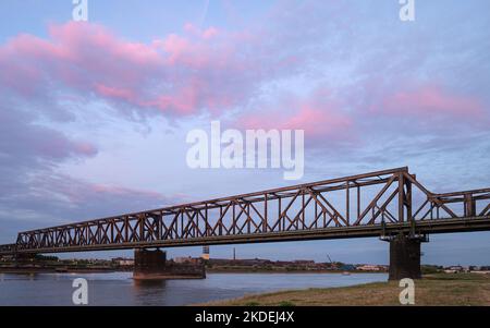 DUISBURG, 13. JULI 2022: Alte Rheinbrücke bei Sonnenuntergang am 13. Juli 2022 in Duisburg Stockfoto