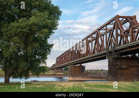 DUISBURG, 13. JULI 2022: Alte Rheinbrücke bei Sonnenuntergang am 13. Juli 2022 in Duisburg Stockfoto