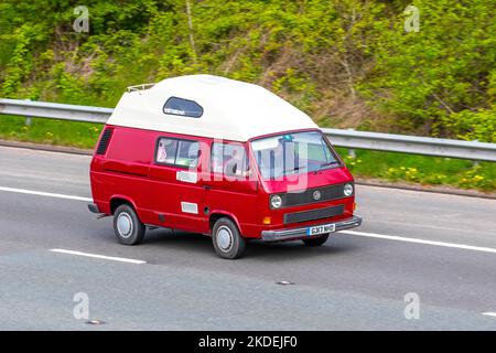 1990, 90s 90er VW Volkswagen Transporter 78Psd rot LCV Minibus Reisemobile, Pop Top Caddy, Transporter, Camper Vans, kombi, kombi, Wohnmobil, Wohnmobil-Umbau, Vee Dub, Umbauten, Kleinbus, Bus, Camper, fahrende VW-Transporter auf der M61 Motorway, Manchester, Großbritannien Stockfoto