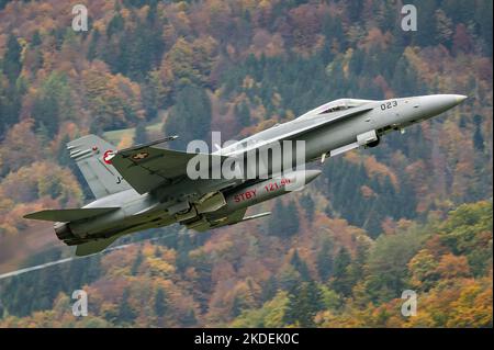 Ein Hyperschall-Mehrzweckflugzeug der Schweizer Luftwaffe in den Schweizer Alpen, McDonnell Douglas F/A-18 Hornet. Stockfoto