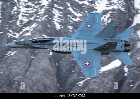 Ein Hyperschall-Mehrzweckflugzeug der Schweizer Luftwaffe in den Schweizer Alpen, McDonnell Douglas F/A-18 Hornet. Stockfoto