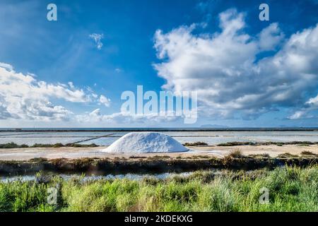 Salzpfannen Salinen zwischen Marsala und Trapani auf Sizilien, Italien Stockfoto