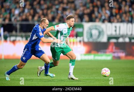 Bremen, Deutschland. 05.. Nov 2022. Von links nach rechts Henning MATRICIANI (GE), Niclas FUELLKRUG (Fullkrug) (HB), Action, Duelle Fußball 1. Bundesliga, Spieltag 13., SV Werder Bremen (HB) - FC Schalke 04 (GE) 2:1, am 05,11. 2022 in Bremen. Die DFL-Bestimmungen von #verbieten die Verwendung von Fotos als Bildsequenzen und/oder quasi-Video # Credit: dpa/Alamy Live News Stockfoto