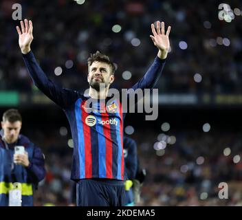 Sabadell, Barcelona, Spanien. 6.. November 2022. Barcelona Spanien 05.11.2022 Gerard Pique (FC Barcelona) Gesten während der La Liga Santander zwischen dem FC Barcelona und UD Almeria am 05. November 2022 im Camp Nou in Barcelona. (Bild: © Xavi Urgeles/ZUMA Press Wire) Stockfoto