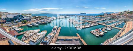 Panorama-Luftaufnahme über den alten Hafen von Cannes, Cote d'Azur, Frankreich Stockfoto