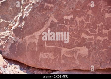 Twyfelfontein, Namibia - 07-16-2013: Felsgravuren sind ein UNESCO-Weltkulturerbe im Norden Namibias Stockfoto