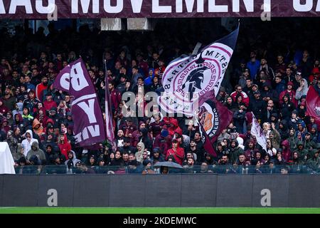 Salerno, Italien. 05.. November 2022. Unterstützer der US Salernitana während der Serie Ein Spiel zwischen US Salernitana 1919 und Cremonese im Stadio Arechi, Salerno, Italien am 5. November 2022. Kredit: Giuseppe Maffia/Alamy Live Nachrichten Stockfoto