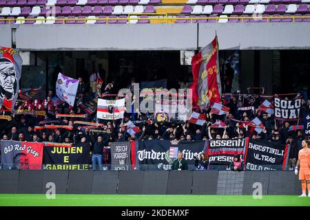 Salerno, Italien. 05.. November 2022. Unterstützer von US Cremonese während der Serie Ein Spiel zwischen US Salernitana 1919 und Cremonese im Stadio Arechi, Salerno, Italien am 5. November 2022. Kredit: Giuseppe Maffia/Alamy Live Nachrichten Stockfoto