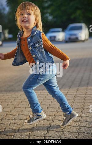 Stilvolles Kinderspiel auf dem Parkplatz Stockfoto