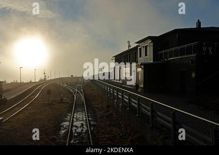 Brocken, Deutschland. 06.. November 2022. Das Licht der aufgehenden Sonne scheint auf dem Bahnhof Brocken. Der Harz-Gipfel begrüßte seine Gäste am frühen Morgen mit 0,5 Grad. Starker Wind und die Seite hielten viele davon ab, den Brocken am frühen Morgen zu besuchen. Quelle: Matthias Bein/dpa/Alamy Live News Stockfoto