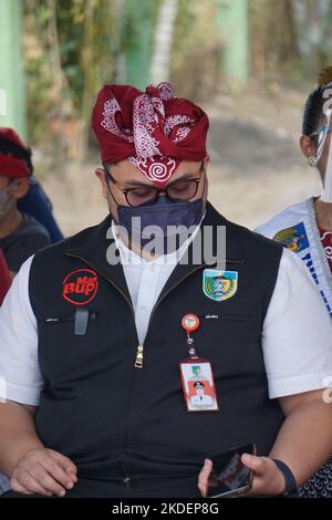 Der Regent von Kediri Hanindhito Himawan Pramana (Mas Dhito) bei der Eröffnung der Parade Cikar in Kediri. Cikar ist ein traditionelles Transportmittel in Indonesien Stockfoto