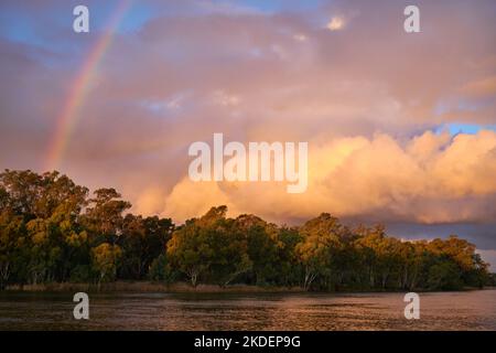 Momentaufnahme des Regenbogens, Sturmwolken über dem Murray River zwischen Mildura und Wentworth.Spätlicht, Wetter Stockfoto