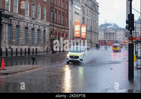 London, Großbritannien. 06.. November 2022. - [ ] Starker Regen verursacht Überschwemmungen in Whitehall. Ein plötzlicher schwerer Regenschauer hat Whitehall dazu gebracht, wie ein Fluss zu laufen und nicht wie eine Straße. Die Fahrzeuge müssen einen Bogen verlangsamen, um die tiefen Pfützen zu vermeiden. Kredit: graham mitchell/Alamy Live Nachrichten Gutschrift: graham mitchell/Alamy Live Nachrichten Stockfoto