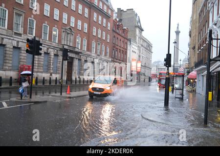 London, Großbritannien. 06.. November 2022. - [ ] Starker Regen verursacht Überschwemmungen in Whitehall. Ein plötzlicher schwerer Regenschauer hat Whitehall dazu gebracht, wie ein Fluss zu laufen und nicht wie eine Straße. Die Fahrzeuge müssen einen Bogen verlangsamen, um die tiefen Pfützen zu vermeiden. Kredit: graham mitchell/Alamy Live Nachrichten Gutschrift: graham mitchell/Alamy Live Nachrichten Stockfoto