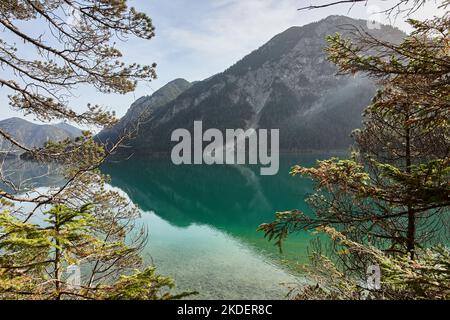Plansee und Bergkulisse an einem sonnigen Herbsttag in den Ammergauer Alpen, Tirol, Österreich Stockfoto