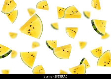 Fallend gelbe Wassermelone isoliert auf weißem Hintergrund, selektiver Fokus Stockfoto
